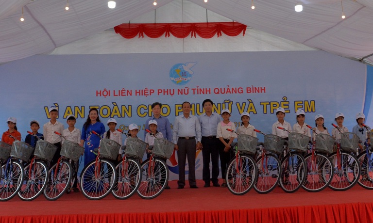 Đồng chí Trần Văn Tuân, Ủy viên Ban Thường vụ Tỉnh ủy, Chủ tịch UBMTTQ VN tỉnh trao xe đạp cho các học sinh nghèo vượt khó.
