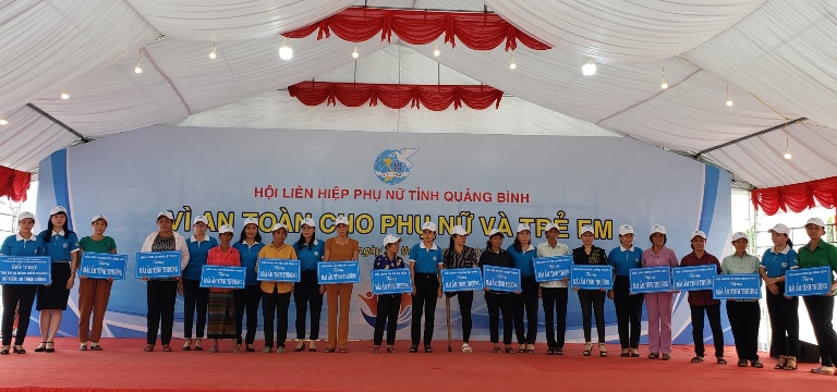 Hội LHPN các huyện, thị, thành phố trao biển hỗ trợ xây dựng “Mái ấm tình thương” cho hội viên phụ nữ nghèo và trẻ em có hoàn cảnh khó khăn.