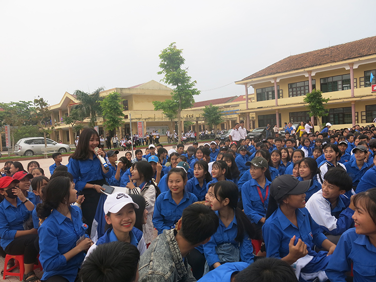 Các em học sinh Trường THPT Lê Hồng Phong tham gia trả lời câu hỏi trách nghiệm