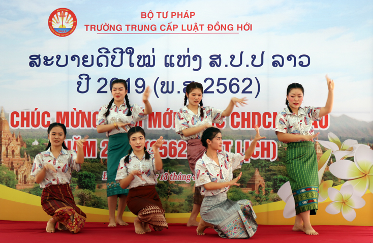 Sau chương trình văn nghệ của các em lưu học sinh Lào.