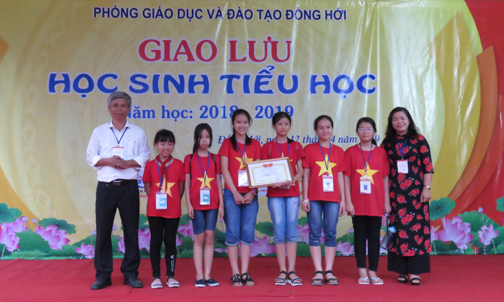 Lãnh đạo Phòng GD-ĐT Đồng Hới trao giải đặc biệt cho học sinh Trường tiểu học Đồng Phú.