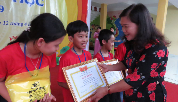 Bà Trần Thị Sáu, Trưởng phòng GD-ĐT Đồng Hới, Trưởng Ban tổ chức ngày hội trao giải nhất cho các học sinh đạt giải nhất.
