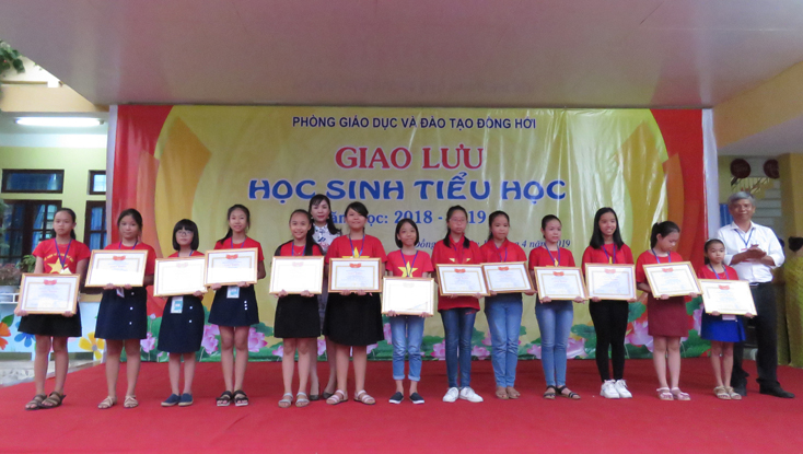 Ban Tổ chức Ngày hội giáo lưu học sinh tiểu học TP. Đồng Hới trao thưởng cho các học sinh xuất sắc môn Tiếng Việt.