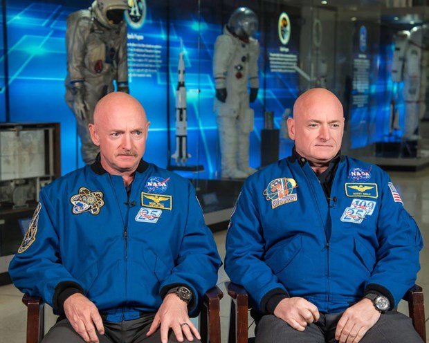  Hai anh em sinh đôi Scott Kelly và Mark Kelly. (Nguồn: NASA)