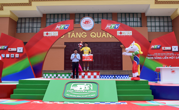 BTC trao tay đua Huỳnh Thanh Tùng (Quân khu 7 Trisport International) là người đã giành áo vàng (ngôi nhất cả 2 chặng đua)