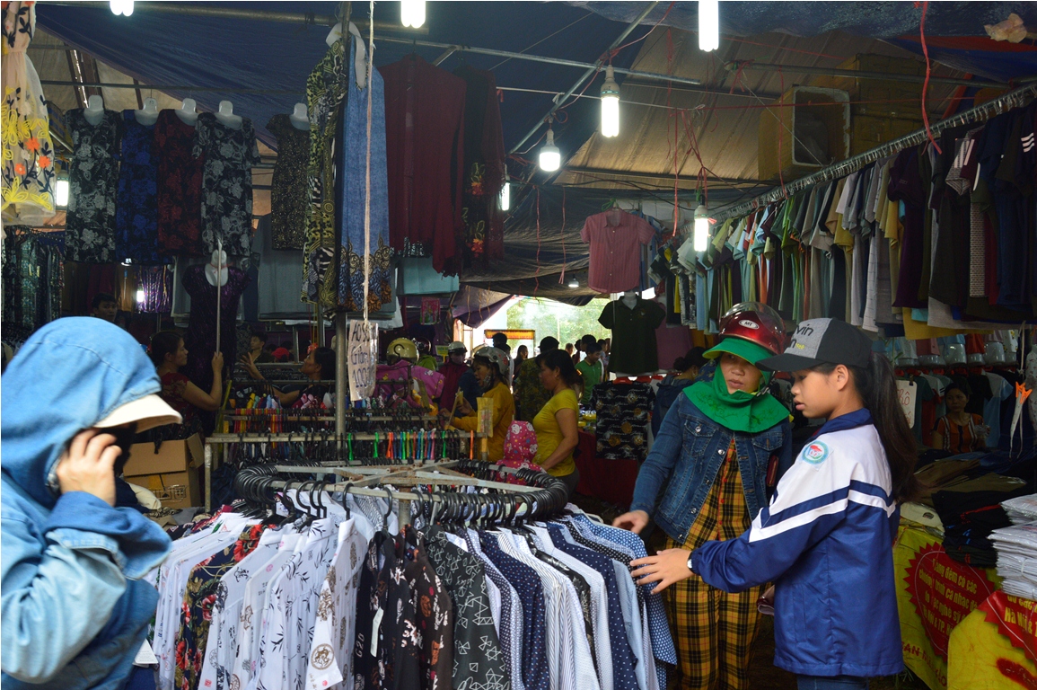 Đông đảo du khách và người dân đến tham quan, mua sắm tại Hội chợ thương mại huyện Minh Hóa năm 2019.