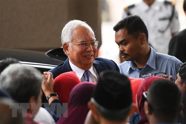 Cựu Thủ tướng Malaysia Najib Razak (giữa) tới tòa án ở Kuala Lumpur ngày 3-4. (Ảnh: AFP/TTXVN)