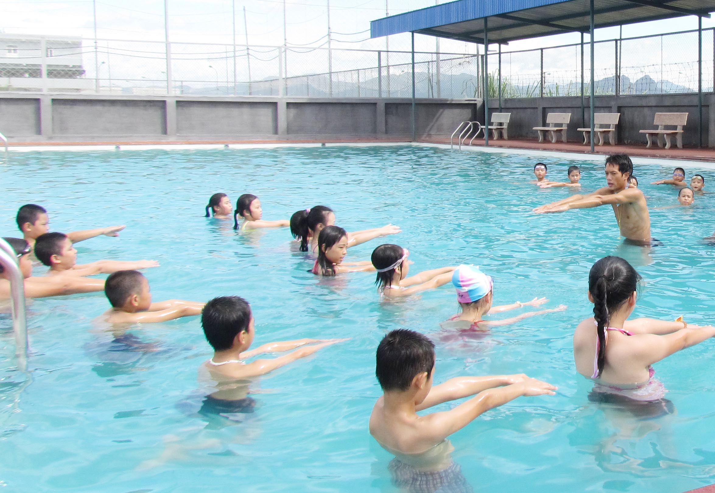 Khuyến khích các trường tăng cường tổ chức dạy bơi cho học sinh - Ảnh minh họa
