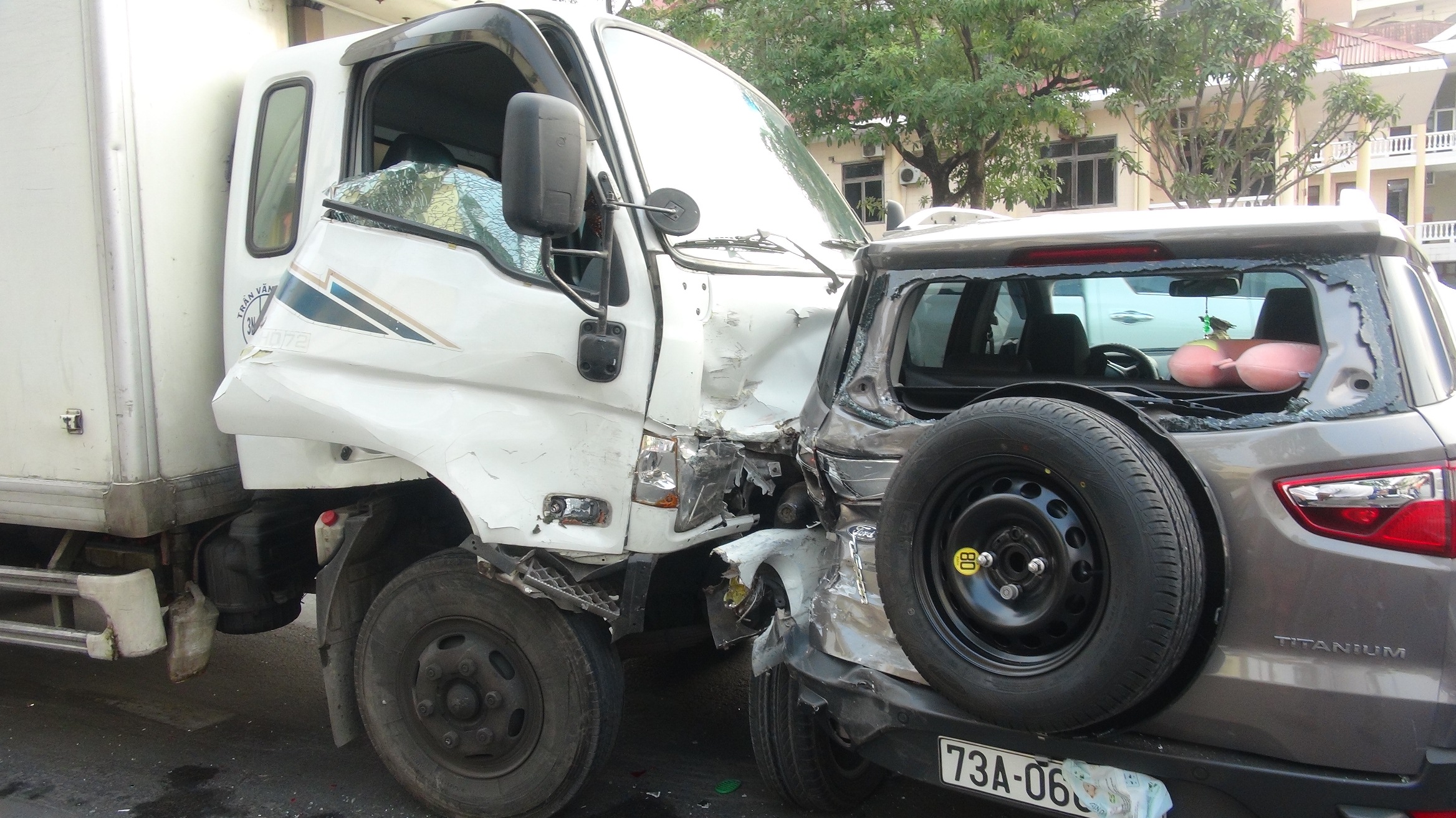 Vụ tai nạn khiến nhiều chiếc xe bị hư hại nặng