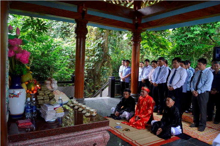 Các đồng chí lãnh đạo huyện Minh Hóa và những người có uy tín ở địa phương làm lễ cúng Bụt vào sáng ngày Rằm tháng ba tại Thác Bụt.