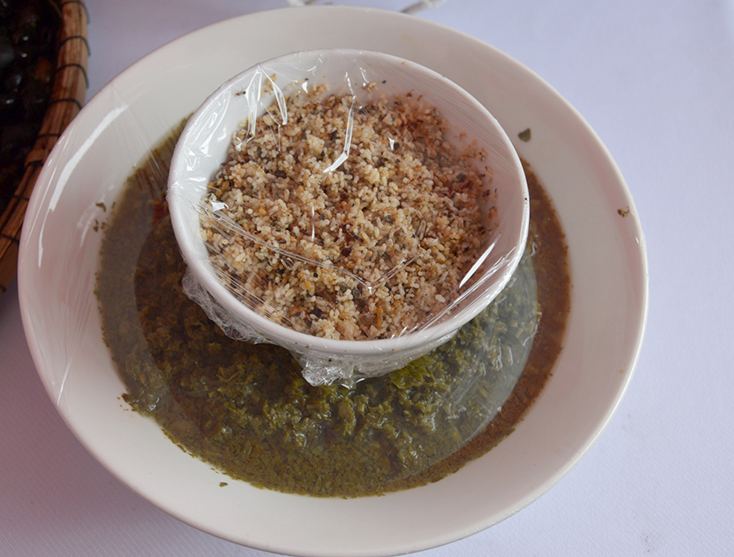 Trứng kiến và rau bún muối chua, 2 thứ nguyên liệu mà người dân Minh Hóa dùng để nấu món canh kiến đặc sản riêng có.