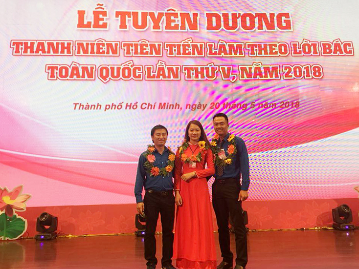 Cô Lê Việt Huyền (đứng giữa) trong lễ tuyên dương thanh niên tiên tiến làm theo lời Bác toàn quốc năm 2018