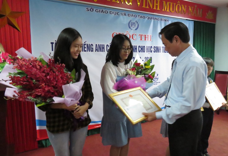 Giám đốc Sở Giáo dục - Đào tạo Đinh Quý Nhân trao giấy khen cho các quán quân của cuộc thi Tài năng tiếng Anh dành cho học sinh phổ thông năm học 2018-2019.