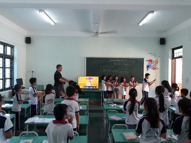 Một giờ học tiếng Anh có yếu tố nước ngoài của Trường tiểu học Đồng Phú (TP. Đồng Hới).
