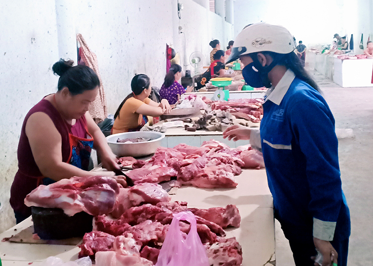 Hoạt động mua, bán thịt lợn tại chợ Phú Quý, thị trấn nông trường Việt Trung, huyện Bố Trạch đã bình thường trở lại. 
