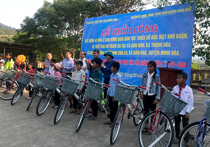 Đồng chí Chủ tịch Ủy ban MTTQVN tỉnh Trần Văn Tuân và các đồng chí lãnh đạo huyện Minh Hóa tặng xe đạp cho các em học sinh nghèo vượt khó học giỏi tại 2 xã Dân Hóa và Trọng Hóa.
