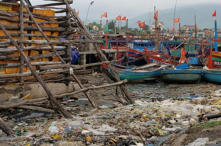 Đủ các loại rác thải được đổ xuống bờ sông Loan gây nên tình trạng ô nhiễm nghiêm trọng.