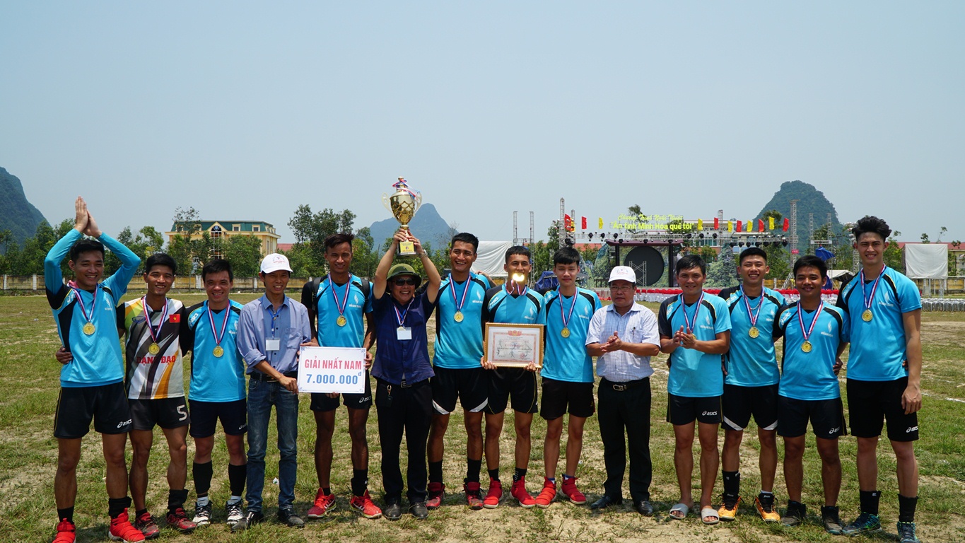 Ban tổ chức trao cúp vô địch bóng chuyền nam cho đội Bệnh viện đa khoa Minh Hóa