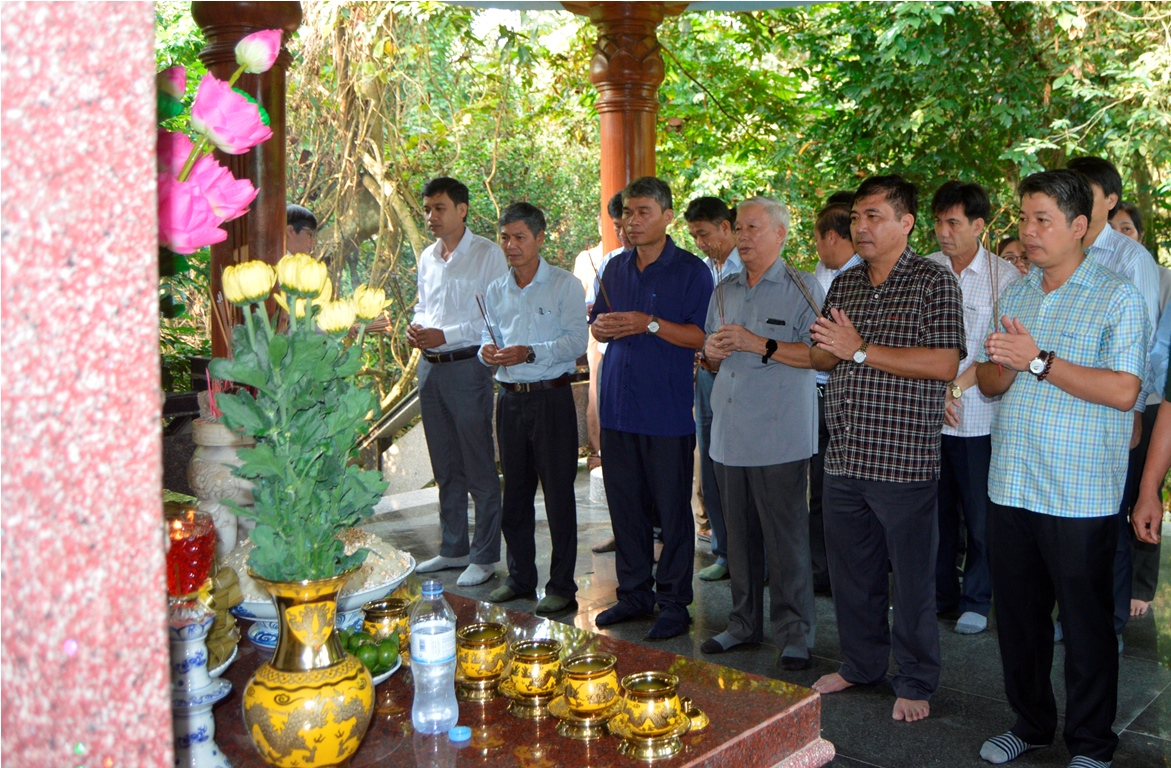 Các đồng chí lãnh đạo huyện Minh Hóa dâng hương tại thác Bụt