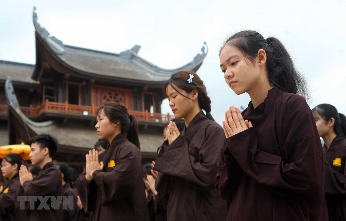Phật tử thành kính trong lễ cầu quốc thái, dân an tại chùa Tam Chúc. Năm nay, Trung tâm Văn hoá Phật giáo chùa Tam Chúc là địa điểm tổ chức Đại lễ Vesak 2019. (Ảnh minh họa: TTXVN)