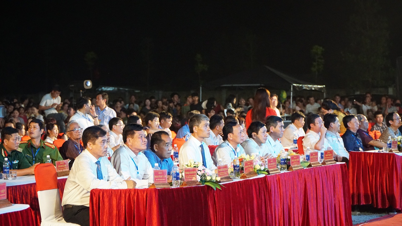 Các đồng chí lãnh đạo tỉnh, huyện Minh Hóa tham dự chương trình.