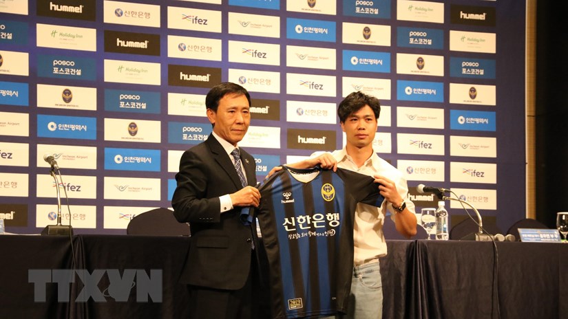  Chủ tịch Câu lạc bộ bóng đá Incheon United trao áo thi đấu cho Công Phượng (phải). (Nguồn: Mạnh Hùng/TTXVN)