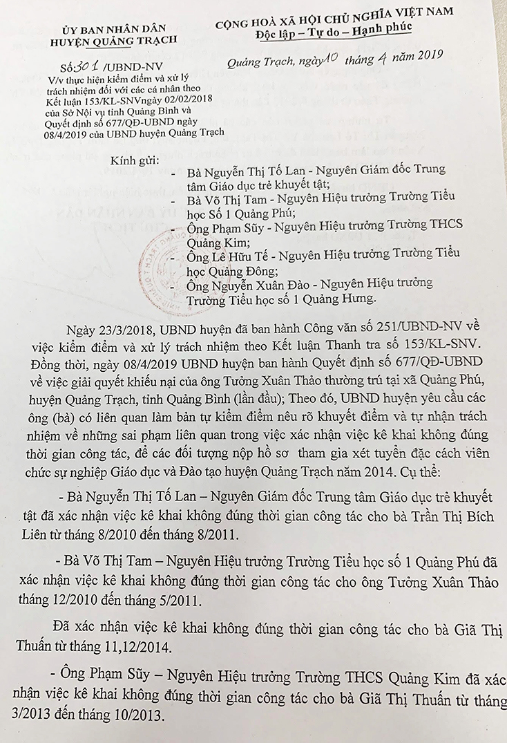 Văn bản số 301/UBND-NV của Chủ tịch UBND huyện Quảng Trạch yêu cầu kiểm điểm và xử lý trách nhiệm đối với 5 cựu hiệu trưởng. 