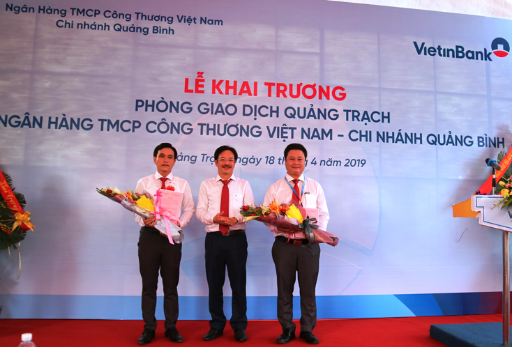 Lãnh đạo Vietinbank Chi nhánh Quảng Bình trao quyết định bổ nhiệm cho lãnh đạo Vietinbank chi nhánh Quảng Trạch