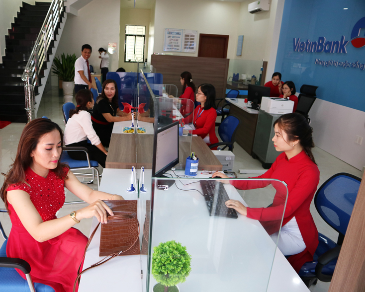 Những khách hàng đầu tiên đến giao dịch tại PGD Vietinbank Chi nhánh Quảng Trạch