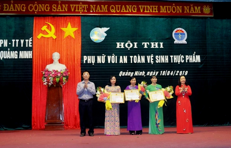Ban tổ chức trao thưởng cho các đội đoạt giải.