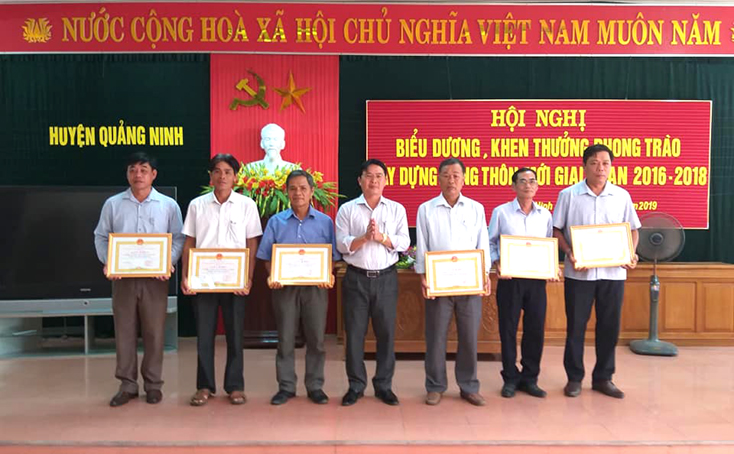 Đồng chí Pham Trung Đông, Chủ tịch UBND huyện Quảng Ninh trao giấy khen cho các tập thể điển hình trong xây dựng NTM giai đoạn 2016-2018.