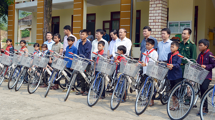Ủy ban MTTQVN tỉnh phối hợp với các tổ chức đoàn thể hỗ trợ xe đạp cho học sinh nghèo xã Lâm Thủy. 