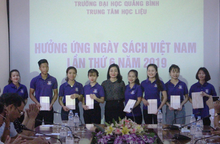 Đại diện lãnh đạo Trường ĐHQB trao thưởng cho các sinh viên xuất sắc là thành viên tích cực của câu lạc bộ Sách QBU.