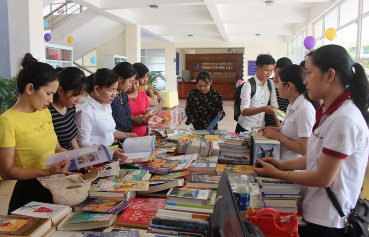 Quầy sách thu hút đông đảo bạn đọc trong và ngoài nhà trường.