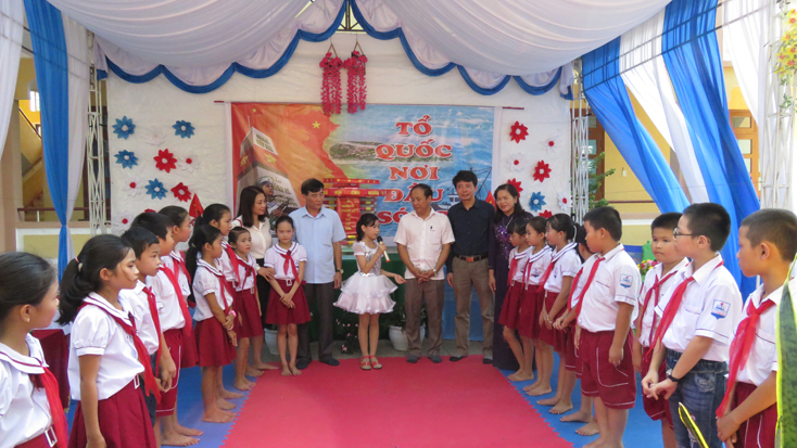 Lãnh đạo TP. Đồng Hới tham gia Ngày hội đọc sách với học sinh Trường tiểu học số 2 Đồng Sơn.