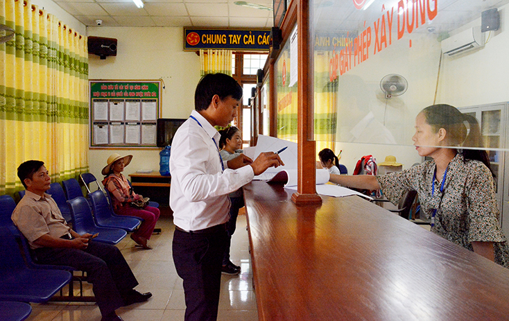 Giải quyết thủ tục hành chính tại Trung tâm một cửa liên thông huyện Tuyên Hóa.