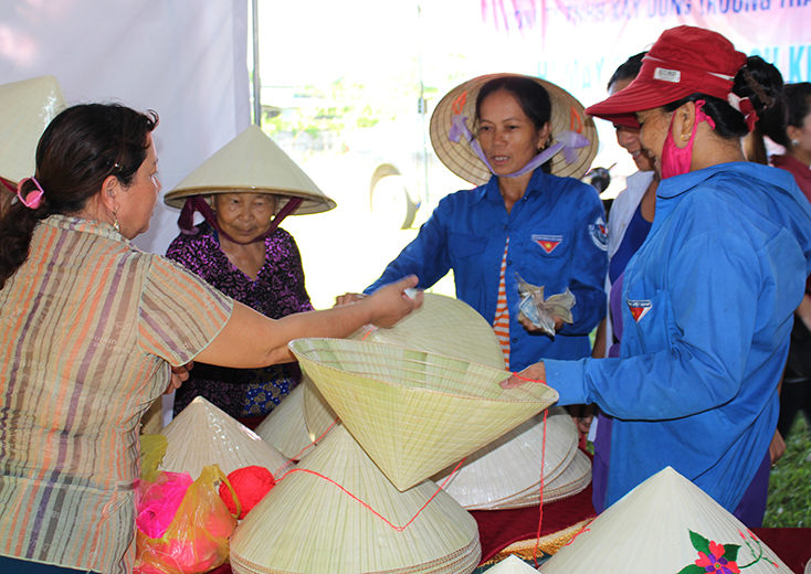 Phiên chợ hàng Việt về nông thôn, miền núi mang lại hiệu quả cao.