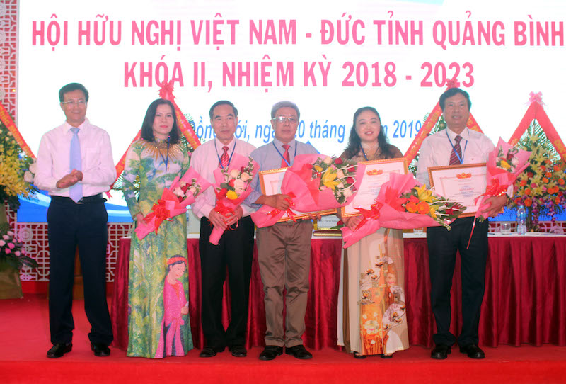  Đồng chí Lương Ngọc Bính, nguyên Bí thư Tỉnh uỷ, Chủ tịch Hội LHCTCHN tỉnh trao Bằng khen của LHCTCHN Việt Nam cho các tập thể và cá nhân