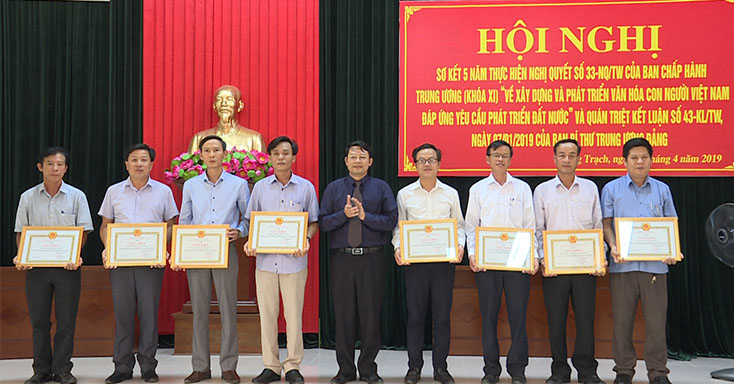Đại diện Ban Thường vụ Huyện ủy Quảng Trạch trao giấy khen cho các tập thể có thành tích qua 5 năm thực hiện Nghị quyết số 33.