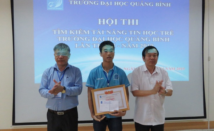 Ban tổ chức trao giải nhất cá nhân cho học sinh Nguyễn Thái Chung.