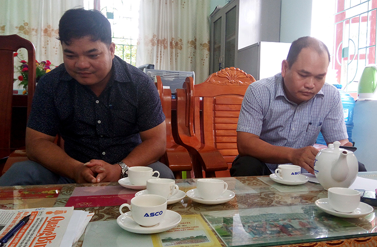 Ông Hồ Văn Tuyên (bên trái ảnh) và ông Nguyễn Văn Đạt tại buổi làm việc với phóng viên Báo Quảng Bình.