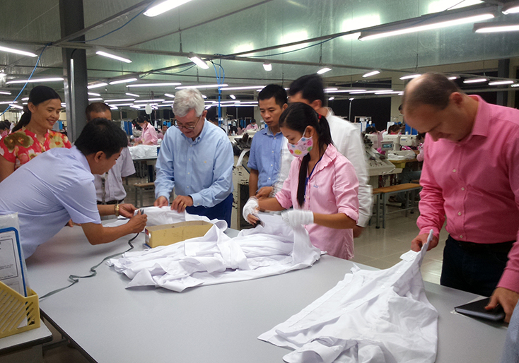 Các sản phẩm may Quảng Bình cần nâng cao chất lượng, hạ giá thành để tăng sức cạnh tranh trên thị trường.