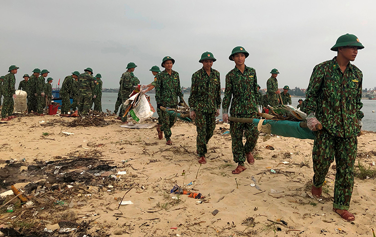 Đoàn Thanh niên Bộ chỉ huy BĐBP tỉnh tham gia dọn dẹp vệ sinh môi trường tại bãi biển xã Thanh Trạch (Bố Trạch).