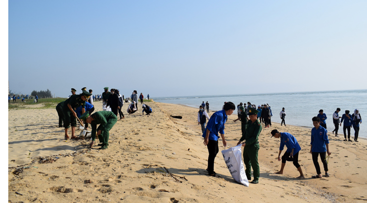  Đoàn viên, thanh niên tham gia dọn vệ sinh, thu gom rác thải tại khu vực bờ biển Nhật Lệ