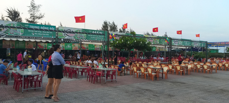 Các nhà hàng hải sản tại quảng trường biển Bảo Ninh cũng tham gia phục vụ các món ngon tại lễ hội ẩm thực.