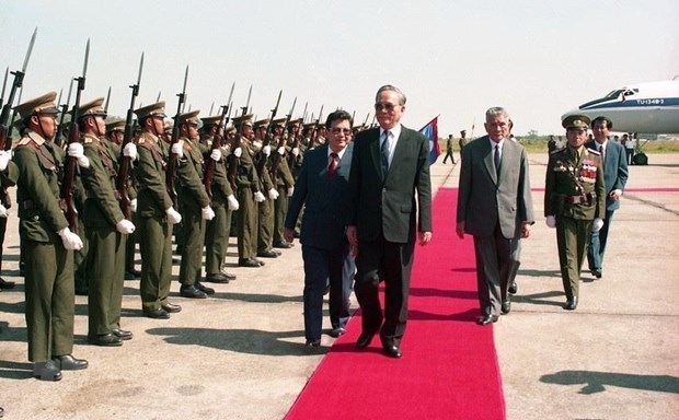 Lanh dao Lao gui dien chia buon ve viec dong chi Le Chủ tịch nước Lê Đức Anh và Chủ tịch nước Lào Nuhak Phumsavan duyệt đội danh dự tại Lễ đón ở sân bay quốc tế Wattay (thủ đô Vientiane), trong chuyến thăm hữu nghị chính thức Lào từ ngày 1-3/11/1993. (Ảnh: Cao Phong/TTXVN)