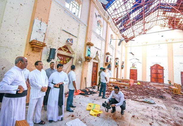 Tổng thống Sri Lanka Maithripala Sirisena (thứ 2, trái, hàng trên) thị sát hiện trường một vụ đánh bom nhằm vào nhà thờ Thánh Sebastian ở Negombo ngày 23-4. (Ảnh: AFP/TTXVN)