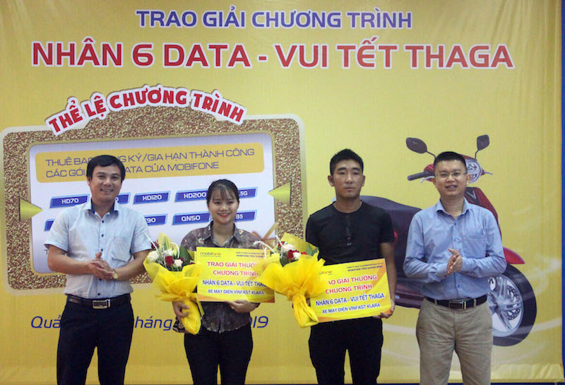 Đại diện lãnh đạo MobiFone Quảng Bình trao giải cho các khách hàng