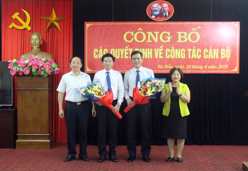 Đại diện lãnh đạo Ban Tổ chức Tỉnh uỷ và Thường trực HĐND tỉnh tặng hoa chúc mừng đồng chí Trần Thắng và đồng chí Trương An Ninh
