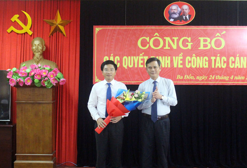  Đồng chí Trần Thắng, Phó Bí thư Tỉnh uỷ tặng hoa chúc mừng đồng chí Trương An Ninh, Bí thư Thị uỷ Ba Đồn